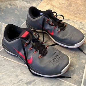 Nike men’s golf shoes. Size 8.